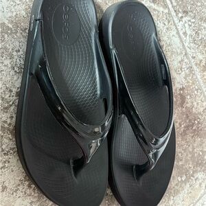 OOFOS Oolala Black Thong Sandals
